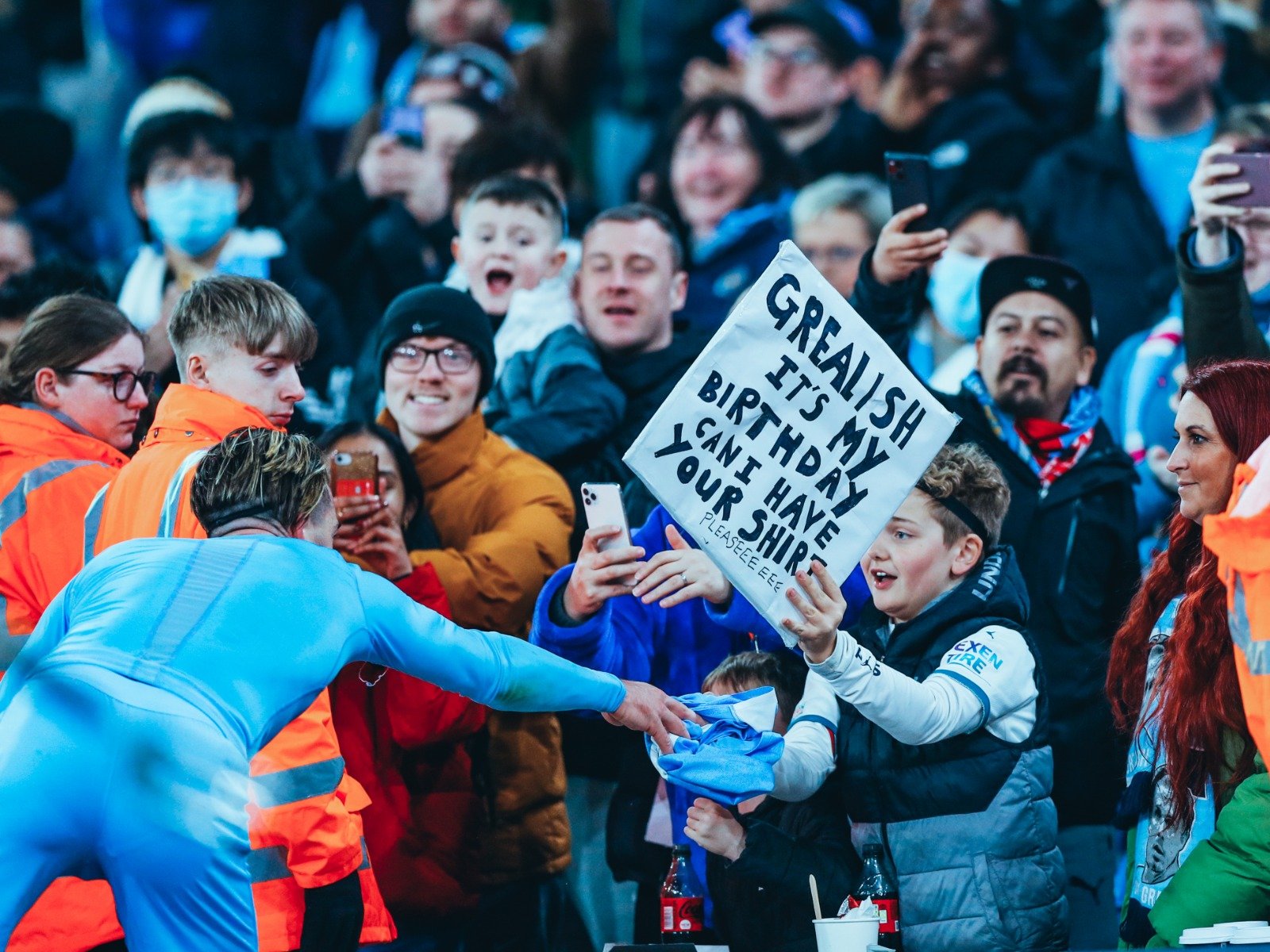 巴特勒前往青岛男篮场馆训练 活动中将希尔德头像顶在头上